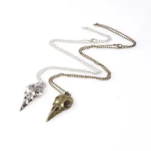 Collares con colgante de calavera de cuervo de metal punk en plata y bronce antiguo.