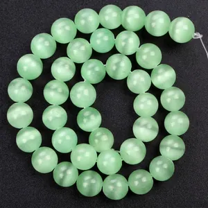 Vista dettagliata che mostra perle occhio di gatto verde chiaro per gioielli DIY