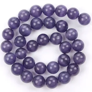 Vista macro dettagliata di perle tonde viola occhio di gatto con effetto lucido