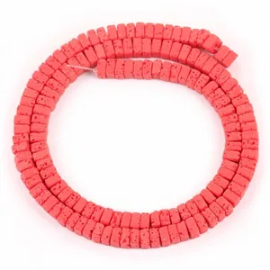 Nahaufnahme von 2x4mm roten quadratischen Vulkansteinperlen für DIY-Schmuck