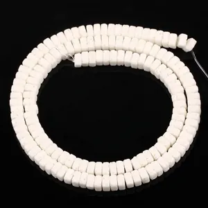 Detailansicht weißer 2x4mm rechteckiger Lavasteinperlen für individuellen DIY-Schmuck.