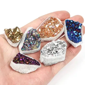 Primo piano di grappoli di cristalli di ametista galvanizzati colorati e lucenti
