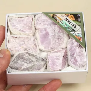 Gedetailleerd zicht op natuurlijke paarse Kunziet stenen in een witte geschenkdoos
