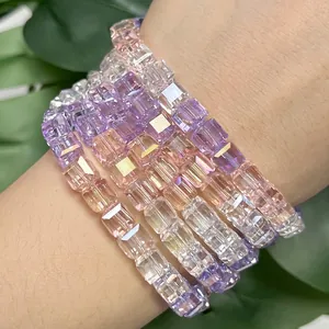 Gedetailleerd zicht op 7 mm gefacetteerde vierkante kristalglaskralen armbanden om een pols.