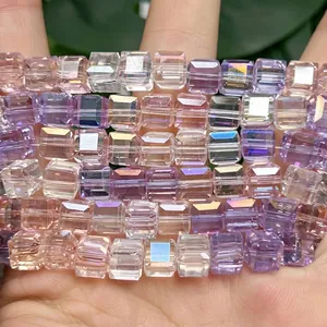 Detail van 7mm gefacetteerde glazen kubuskralen met paarse en roze kleurgradiënten.