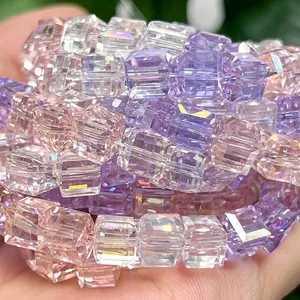 Macroweergave van gefacetteerde glazen kralen van 7 mm in wit, roze en paars voor sieraden