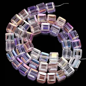 Macro-weergave van 7 mm vierkante gefacetteerde iriserende glaskralen voor sieraden