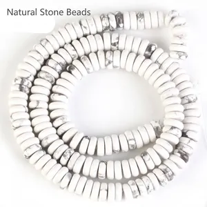 Détail macro de perles en howlite blanche en forme de roue avec texture marbrée grise DIY
