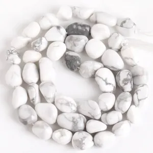 Vue rapprochée de perles de turquoise blanche naturelle irrégulières pour bijoux DIY