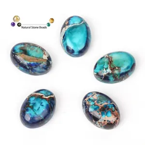 Vue rapprochée de cabochons en turquoise impériale bleue aux motifs de marbre