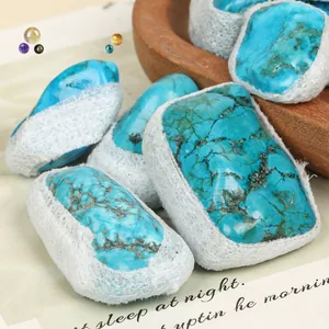 Vue macro de pierres de turquoise brutes montrant textures et motifs minéraux