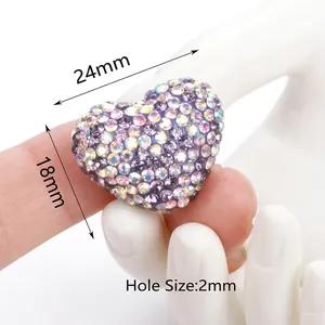 Dettaglio macro del ciondolo a cuore strass 18x24mm con foro 2mm per gioielli DIY