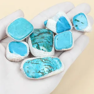 Gros plan de pierres de turquoise naturelles brutes avec une texture unique et une couleur bleue