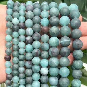 Primer plano de cuentas redondas de ágata verde azulado y gris para accesorios de joyería