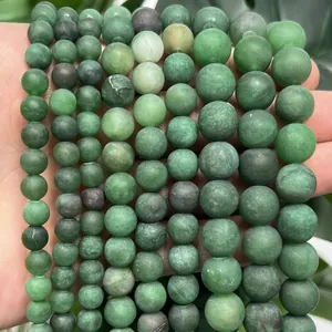 Primer plano de cuentas redondas de ágata verde mate para joyería DIY y artesanía