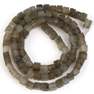 Nahaufnahme von 4x4mm natürlichen quadratischen Steinperlen für die Schmuckherstellung