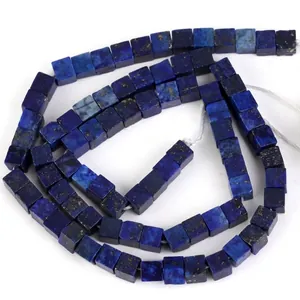 Nahaufnahme von hochwertigen 4x4mm blauen Lapislazuli Naturstein Quadratperlen für Schmuck.
