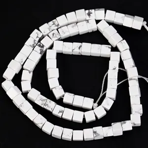 Nahaufnahme von 4x4mm quadratischen weißen Howlith-Türkis-Perlen mit Marmortextur