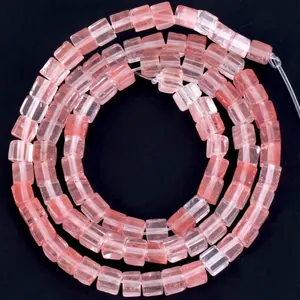 Makroansicht von 4x4mm großen rosa Natursteinperlen mit durchscheinender Textur für Schmuck