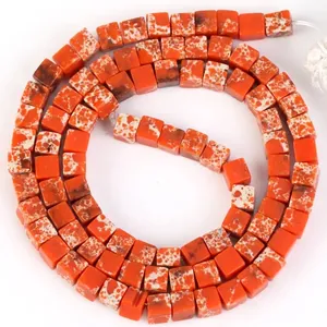 Detailansicht von 4x4mm orangefarbenen Imperial Tiger Türkis quadratischen Perlen