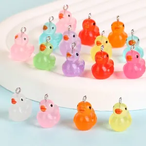 Gedetailleerd macro-overzicht van kleurrijke lichtgevende hars eendenhangers voor DIY-sieraden
