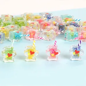 Gedetailleerde weergave van gekleurde stervormige harsbedels voor DIY-sieraden