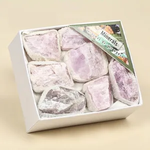 Gedetailleerd overzicht van natuurlijke ruwe roze Kunziet stenen in een geschenkdoos