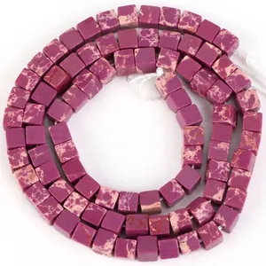 Nahaufnahme von violetten 4x4mm Imperial-Jaspis-Vierkantperlen für die Schmuckherstellung