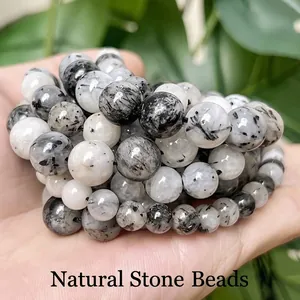 Gros plan de perles rondes en quartz rutilé noir naturel pour bijoux DIY