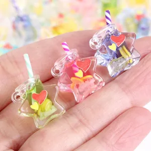 Detailopname van schattige kleurrijke hars drinkbekerbedeltjes voor DIY sieraden maken.