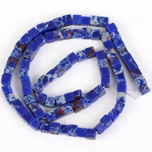 Nahaufnahme von 4x4mm blauen imperialen Türkis-Würfeln aus Naturstein