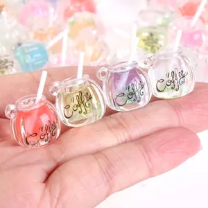 Gedetailleerde weergave van gekleurde miniatuur koffiekopjes van hars voor DIY-sieraden