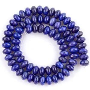 Detaillierte Makroansicht blauer Lapislazuli-Abakusperlen 2x4mm für DIY-Schmuckdesign