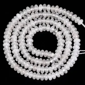 Nahaufnahme von 2x4mm weißen Naturstein-Abakusperlen für DIY-Schmuckherstellung