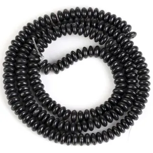 Nahaufnahme von 2x4mm schwarzen Naturstein-Abakus-Zwischenperlen für DIY-Schmuckstücke