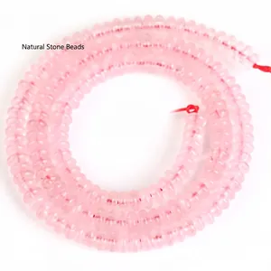 Nahaufnahme von 2x4 mm rosafarbenen Abakus-Natursteinperlen für DIY-Schmuckherstellung.