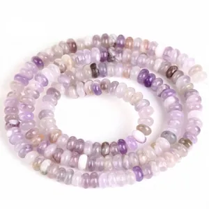 Nahaufnahme von 2x4mm Naturstein-Abakusperlen in Violett für DIY-Schmuckherstellung