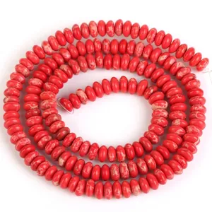 Nahaufnahme von 2x4mm roten Naturstein-Abakus-Perlen für das Basteln von Schmuck
