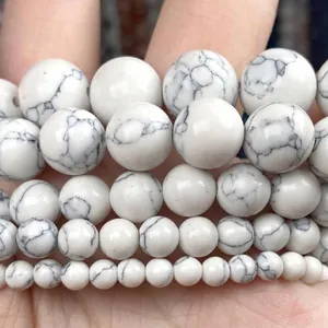 Vue macro détaillée de perles rondes en turquoise blanche naturelle pour DIY