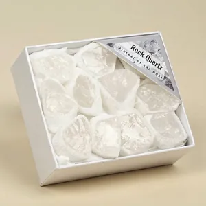 Vista ravvicinata di pietre minerali grezze di quarzo ialino in una confezione regalo bianca