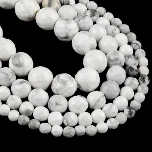 Vue détaillée de perles de turquoise blanche naturelle facettées pour bijoux DIY