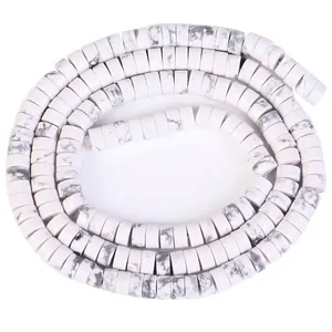 Macro de perles rondelles en howlite blanche naturelle avec texture marbrée grise