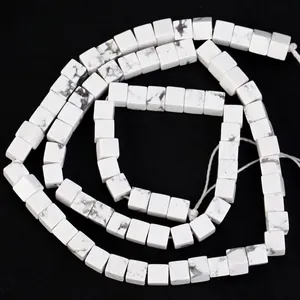Gros plan sur des perles cubes en howlite blanche naturelle avec texture marbrée pour DIY