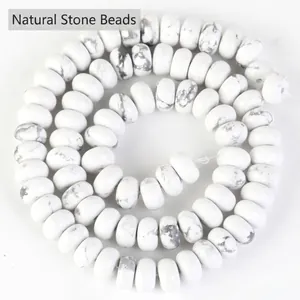 Gros plan de perles rondelles en howlite blanche avec texture marbrée pour bijoux faits