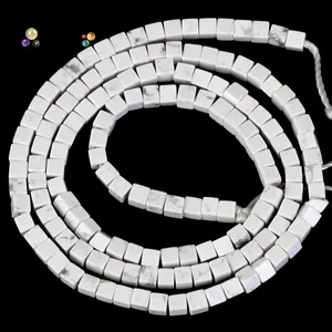 Détail macro de perles carrées en howlite blanche naturelle pour la création de bijoux.