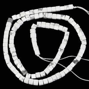 Gros plan de perles cubes en howlite blanche naturelle pour la création de bijoux DIY