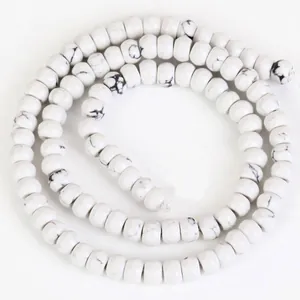 Détail de perles de turquoise blanche naturelle howlite pour la création de bijoux DIY