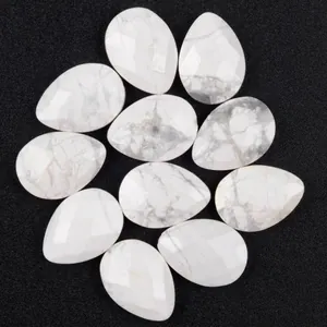 Gros plan de perles gouttes de turquoise blanche facettées pour bijoux DIY