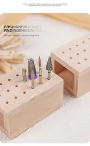 Vista dettagliata di un blocco in legno per riporre varie punte metalliche per nail art
