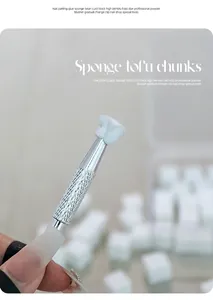 Close-up van een sponsblokje met hoge dichtheid op een professionele metalen nail art pen